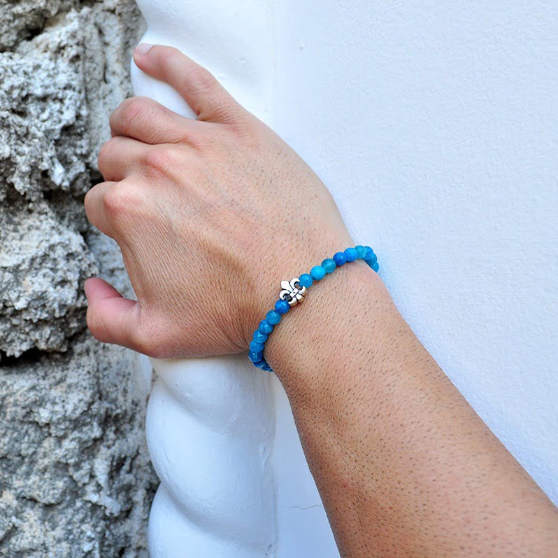 Χειροποίητο βραχιόλι με μπλε ιαδεϊτη ταγιέ και επάργυρο Fleur De Lis, φτιαγμένο με ελαστική σιλικόνη για να προσαρμόζεται σε κάθε μέγεθος καρπού.