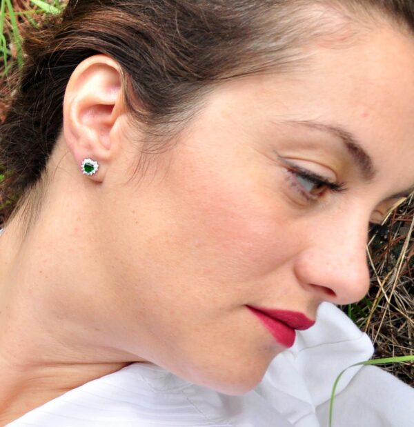Ζευγάρι σκουλαρίκια και μενταγιόν με αλυσίδα καρδιά Ροζέτα σε λευκό ασήμι 925, με συνθετικό ζαφείρι και λευκά σμαράγδια.