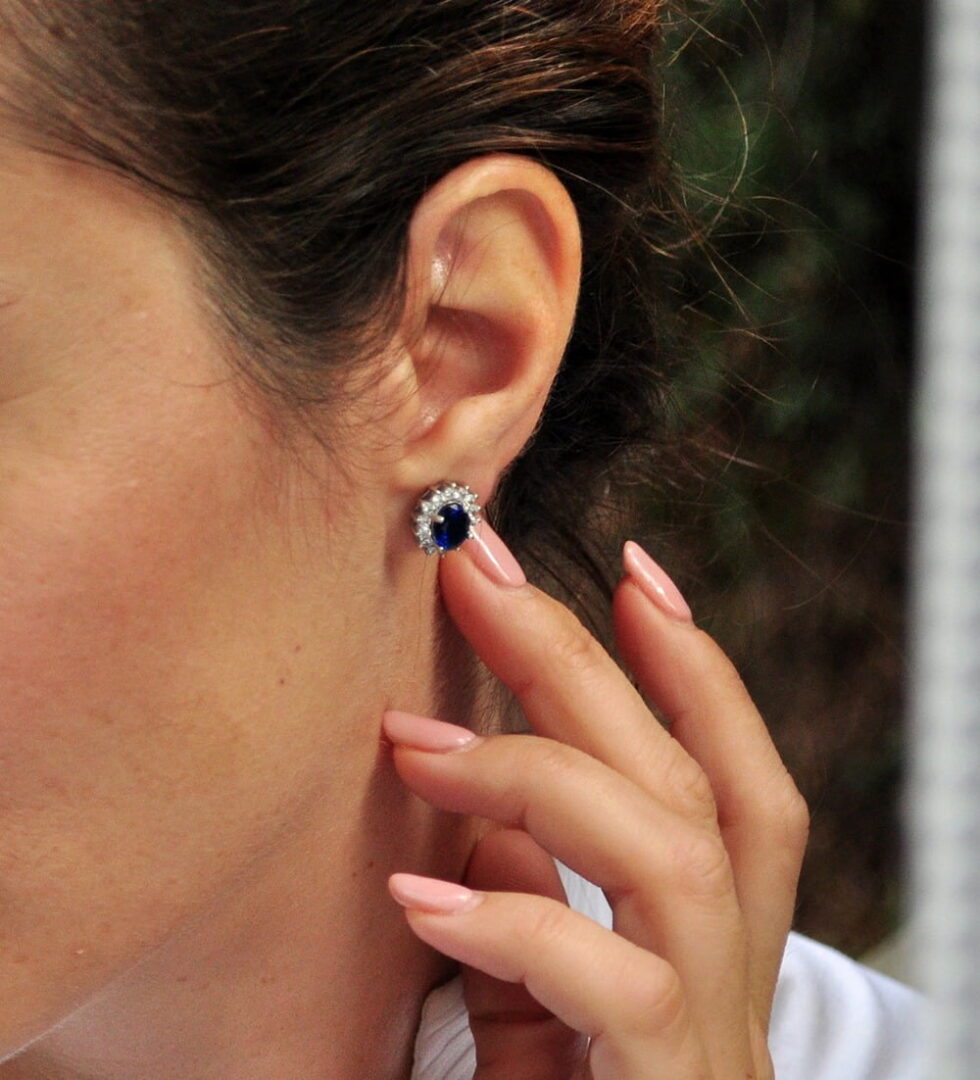 Pair of oval Rosetta earrings in white silver 925, with synthetic sapphire and white zirconia.